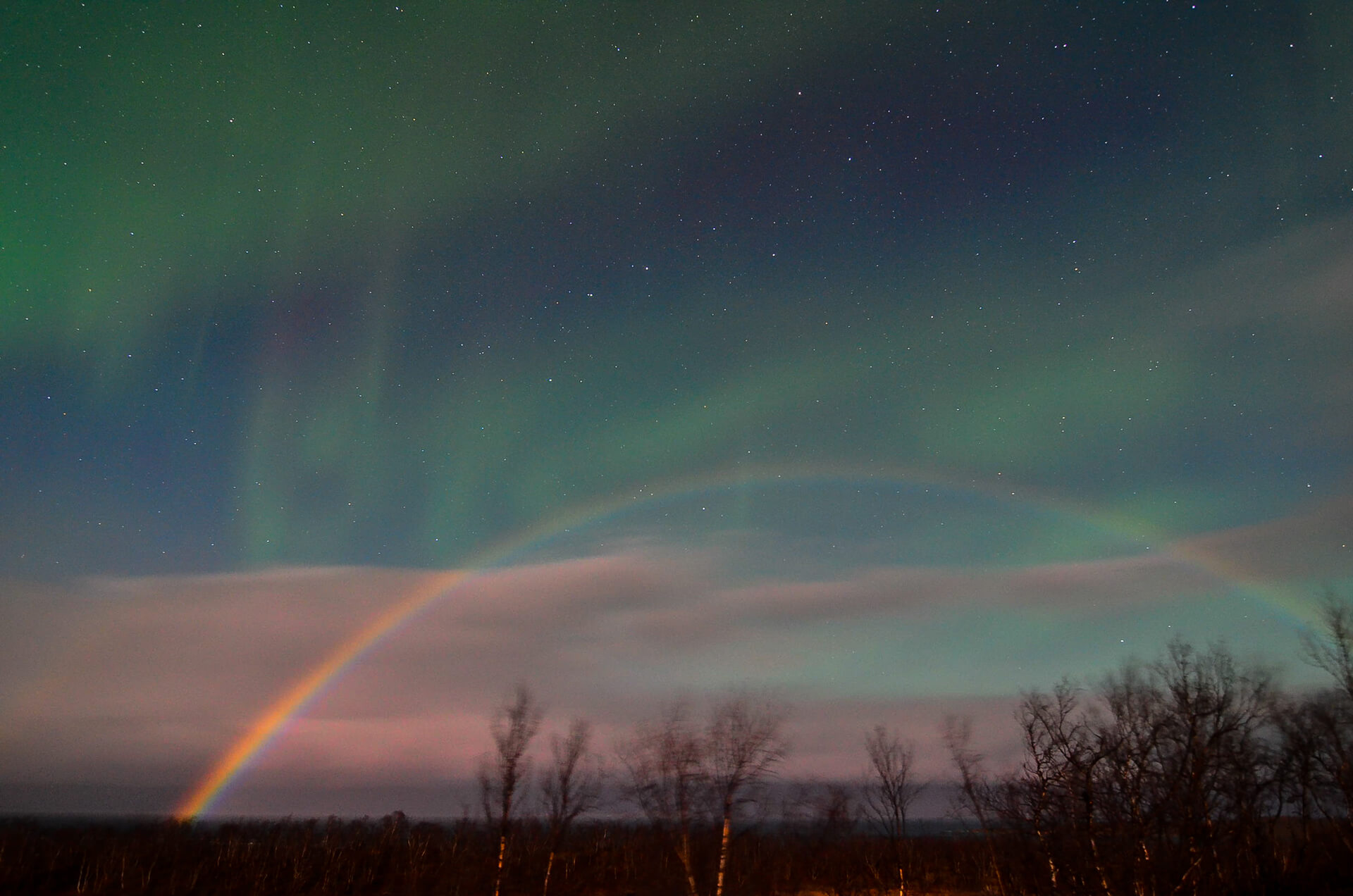 Lights Over Lapland’s webcam captures a rare “moonbow” sharing the sky