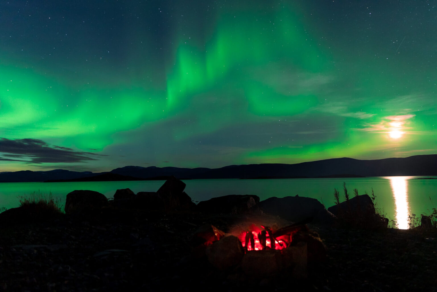 Autumn Abisko Aurora Chase - Lights over Lapland AB